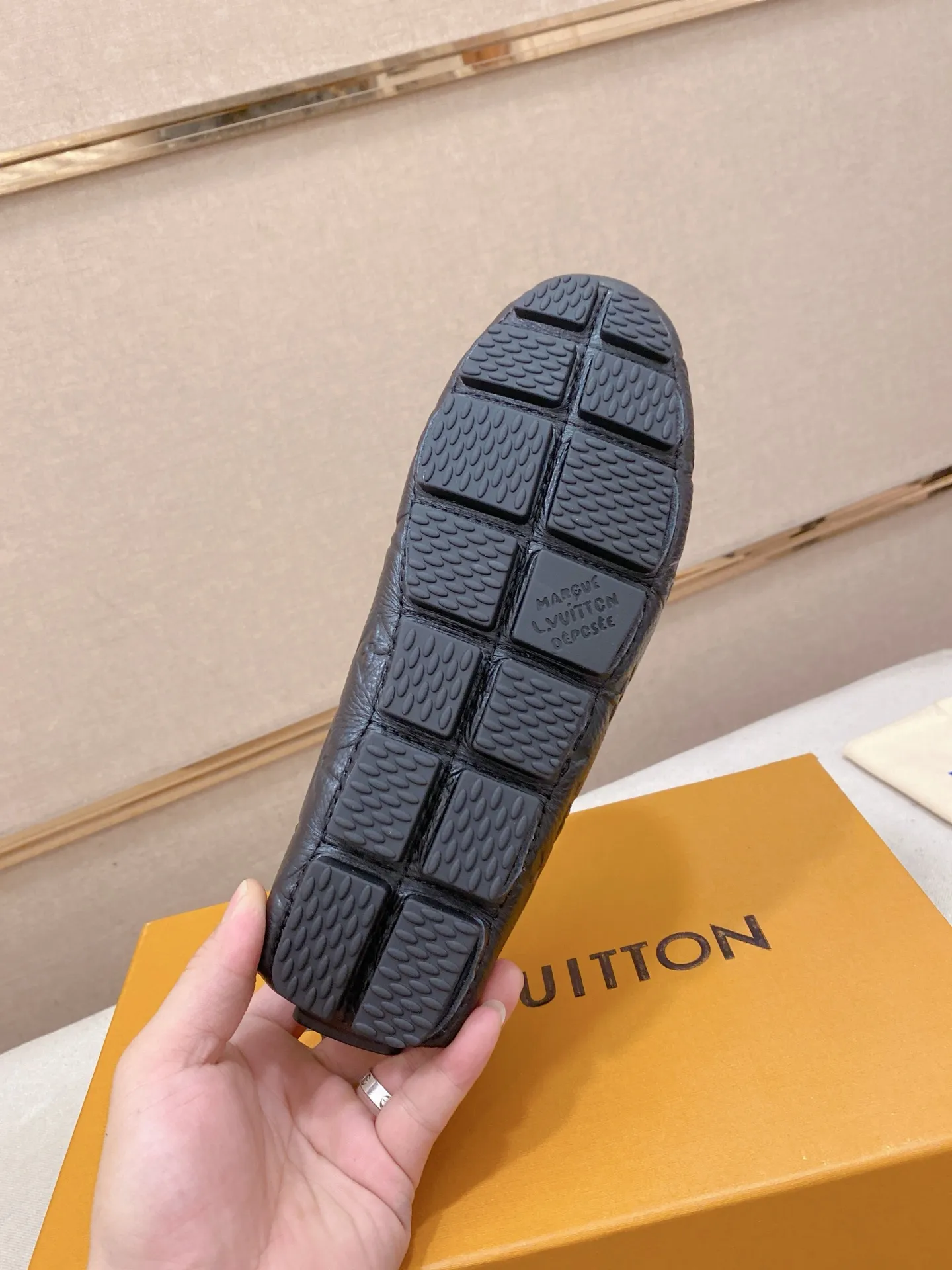 Factory price: 500💰High-end quality! LV 🆕🆕Exclusive hot-selling products in stock🔥🔥New products on the shelves, high-quality Ferragamo men's pea shoes, high-end casual driving shoes, with complete packaging! 💪 💪 Material: imported pebbled cowhide 🐂 + imported high-quality buffalo leather lining + wear-resistant outsole 👍🏻👍🏻 Features: high-end and comfortable, purely handmade 🚀 🚀 Create the perfect shoe that suits you best 🔥 🔥 Size: (38-44) 45 standard size can be customized!